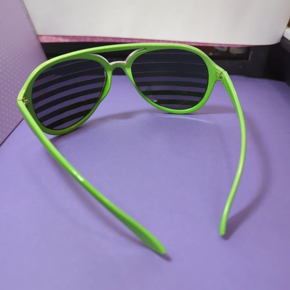 New Without Tags Vintage 80's/90's Vent Frame Beach Sun Eyewear UV400  Green